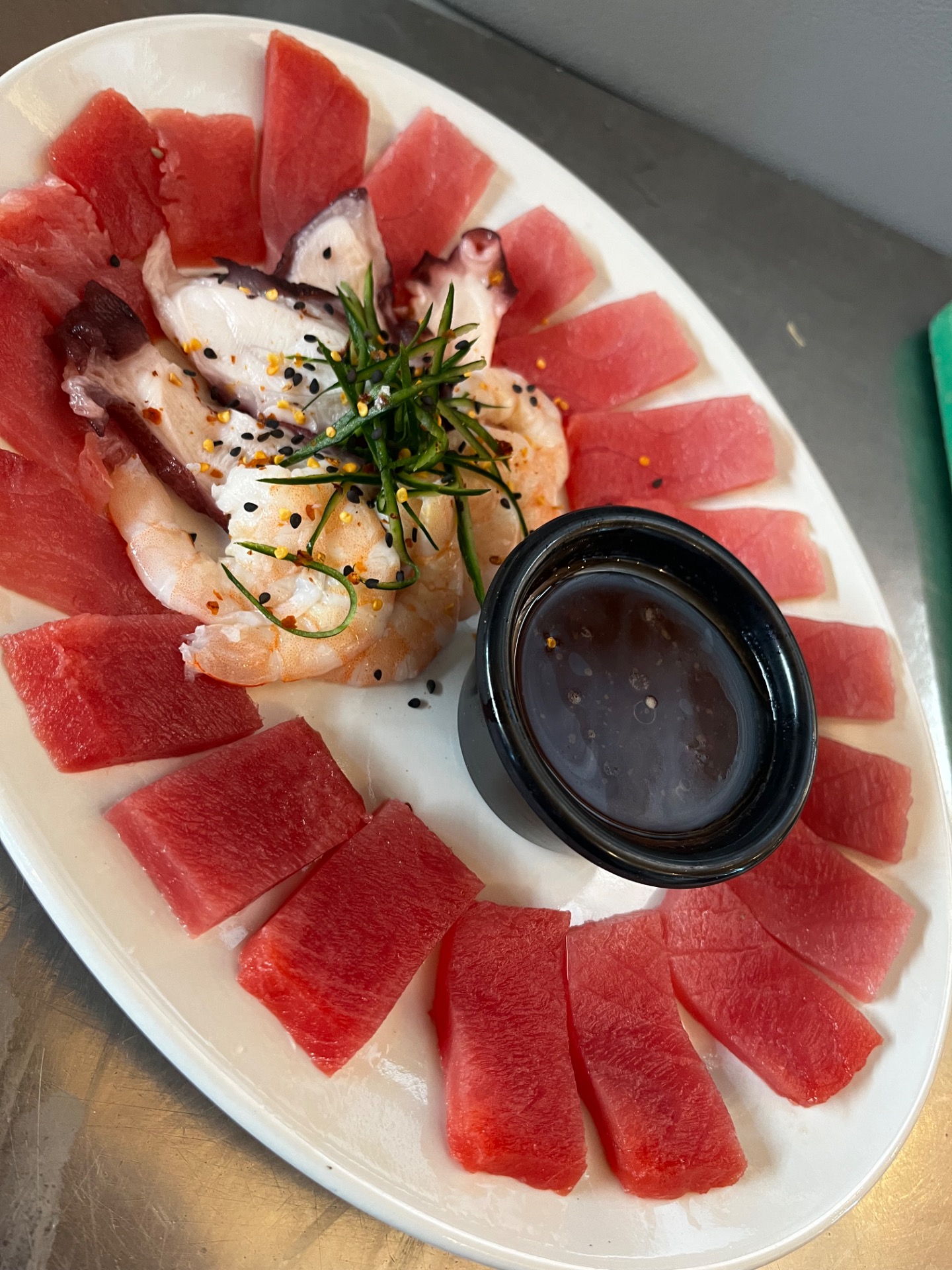 Sashimi de lomo de atún zaku pulpo y camarón con ponzu de ajonjolí y almendra